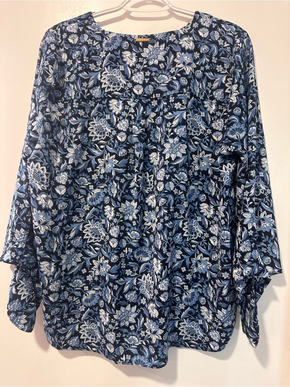 Relaxed Floral V-Neck Women's Top in Navy Blue - Picture 4 of 5